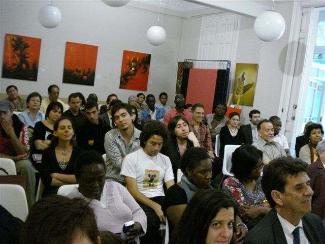 El público manifiesta interés por lo que se dice El público manifiesta interés por lo que se dice